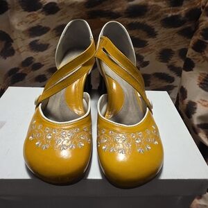 John Fluevog Rare Operetta VIARDOT Embroidered Floral Comfortable Heels